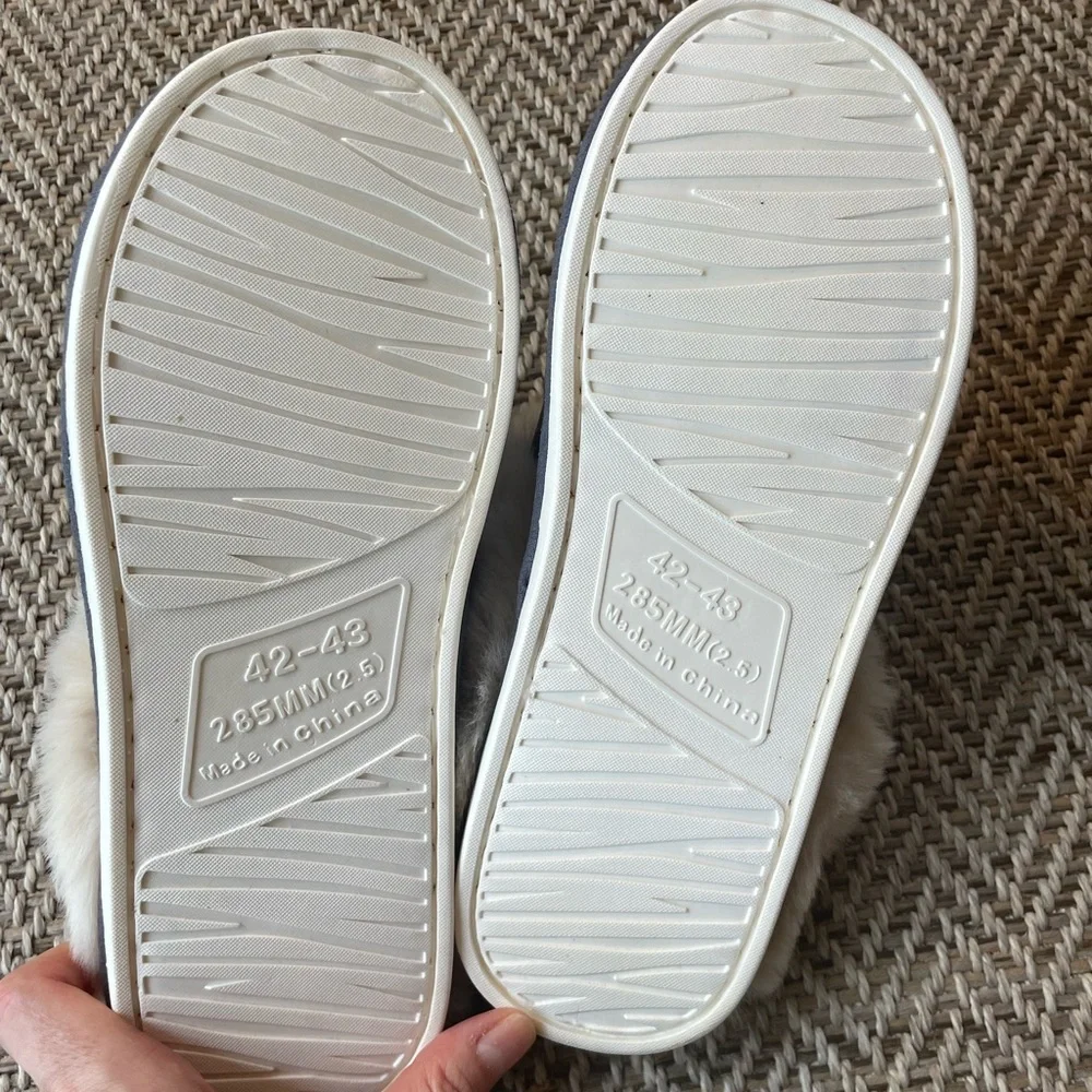 NWOT men’s slippers EU size 42-43